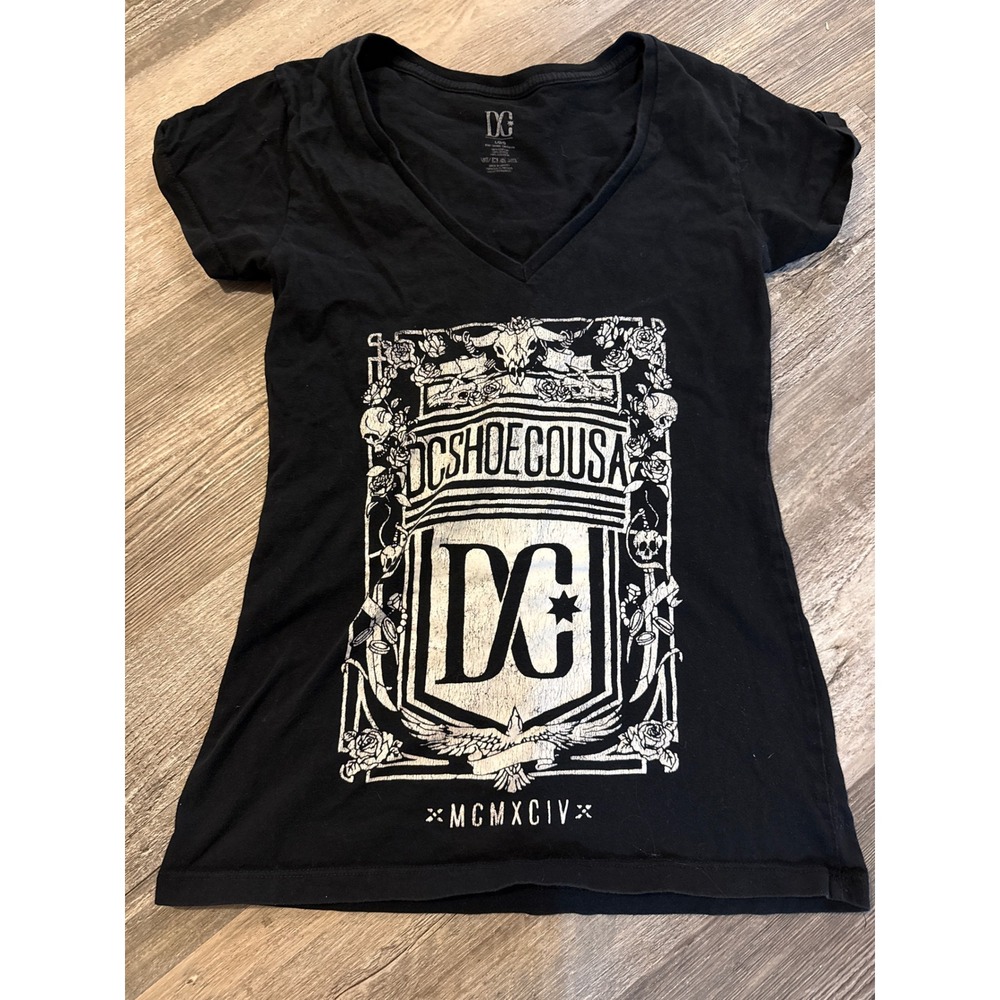 DC Shoes Womens V-Neck Graphic T-Shirt Black Skulls Roses MCMXCIV Size Large